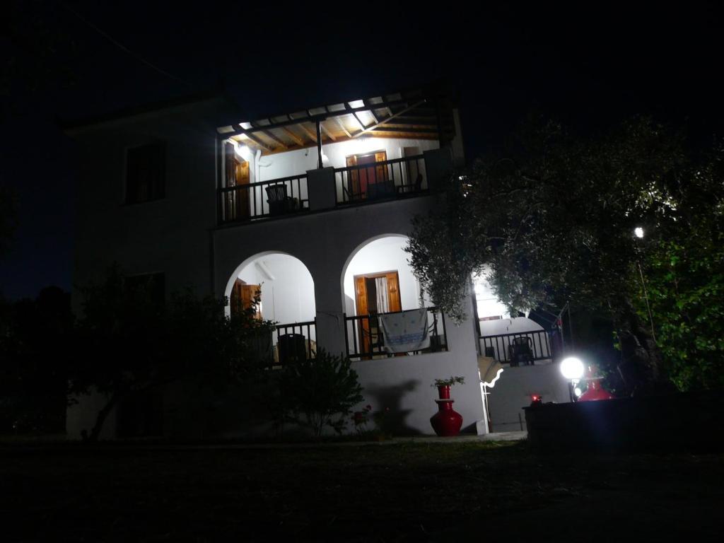 Liossis Rooms & Apartments Skopelos Town Exterior photo
